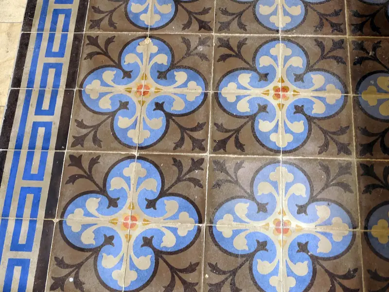 Carreaux de ciment à motifs bleus et frise
