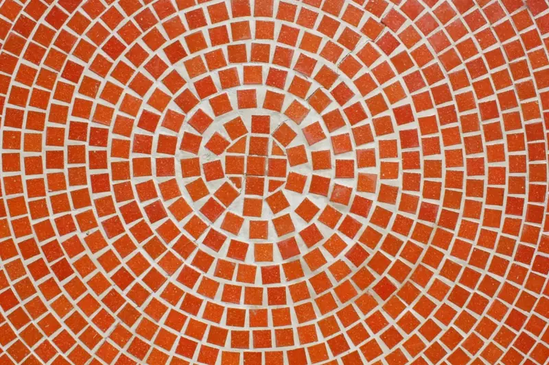 Mosaïque orangée posée en cercles concentriques