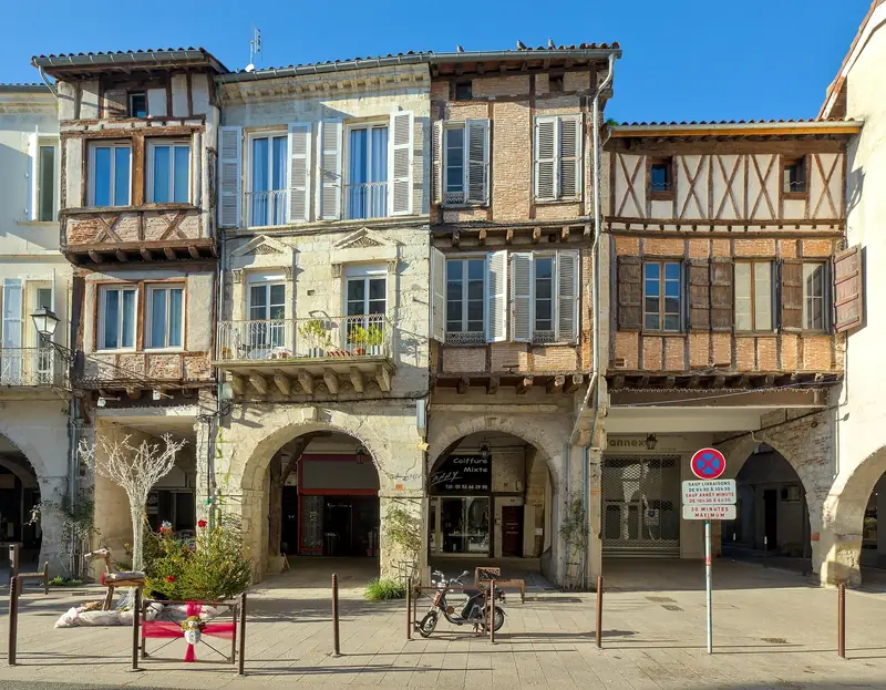 Maisons à pans de bois au-dessus des arcades de la rue des Cornières, à Agen