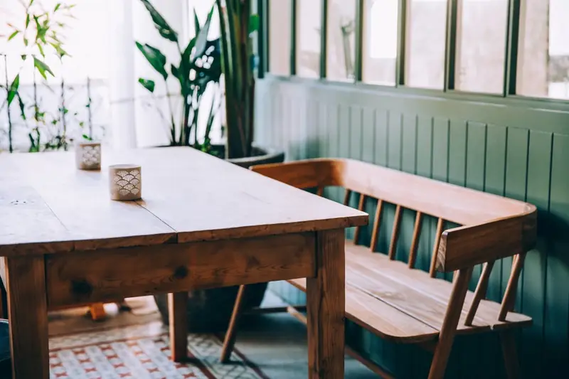 Salle à manger, lambris vert et grande table en bois